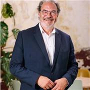 Profesor para orientar y ayudar en los procesos de comunicación personales y empresariales.